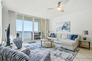 Condo, varias camas (San Carlos 805) | Área de sala de estar