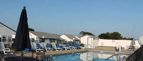 Una piscina al aire libre, una piscina climatizada