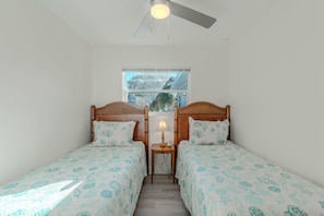House, 1 Queen Bed with Sofa bed (Euca Beach Breeze A) | 2 bedrooms - Euca Beach Breeze A (Fort Myers Beach)