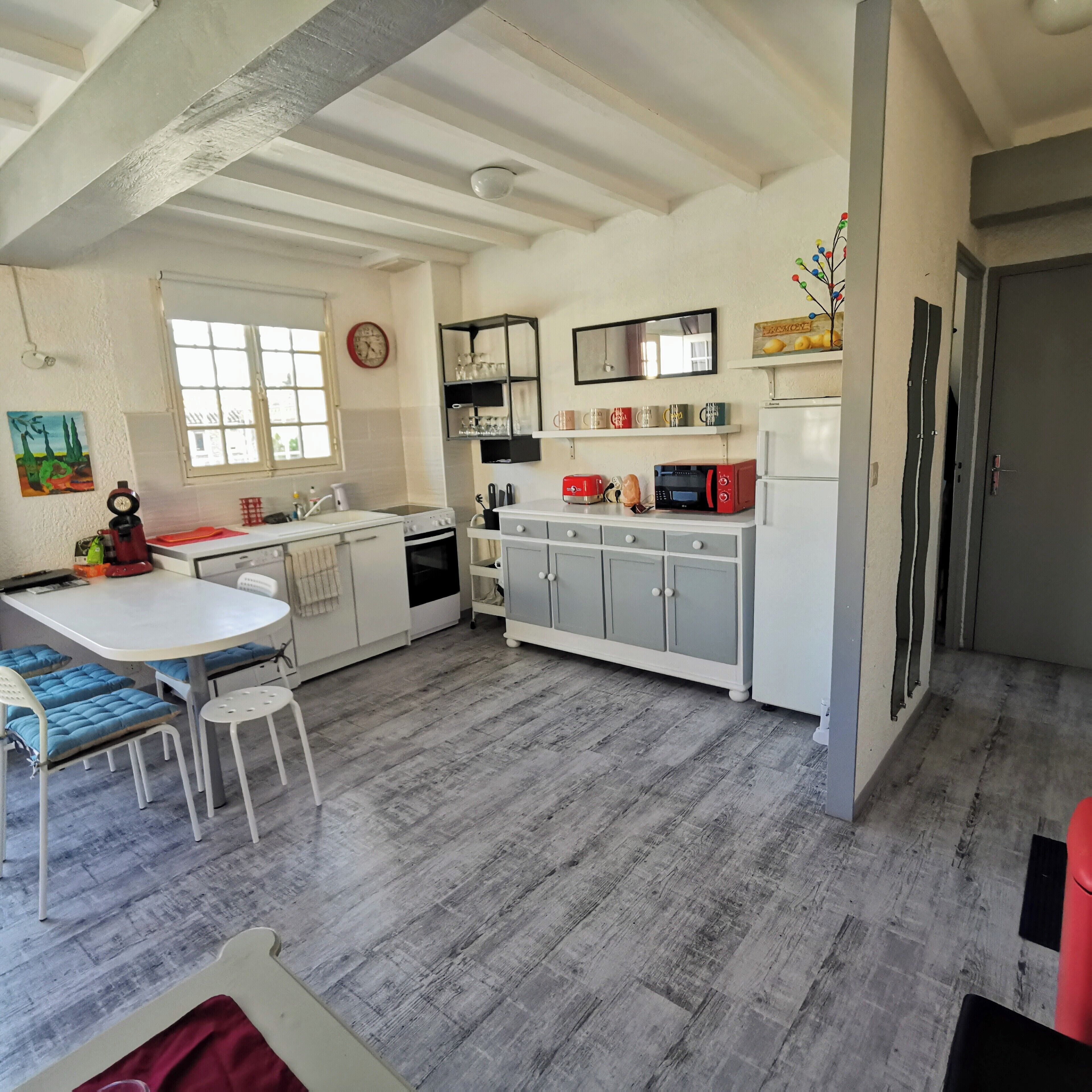 Réfrigérateur, micro-ondes, four, plaque de cuisson