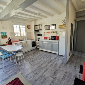 Réfrigérateur, micro-ondes, four, plaque de cuisson