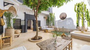 تناول الطعام بالخارج