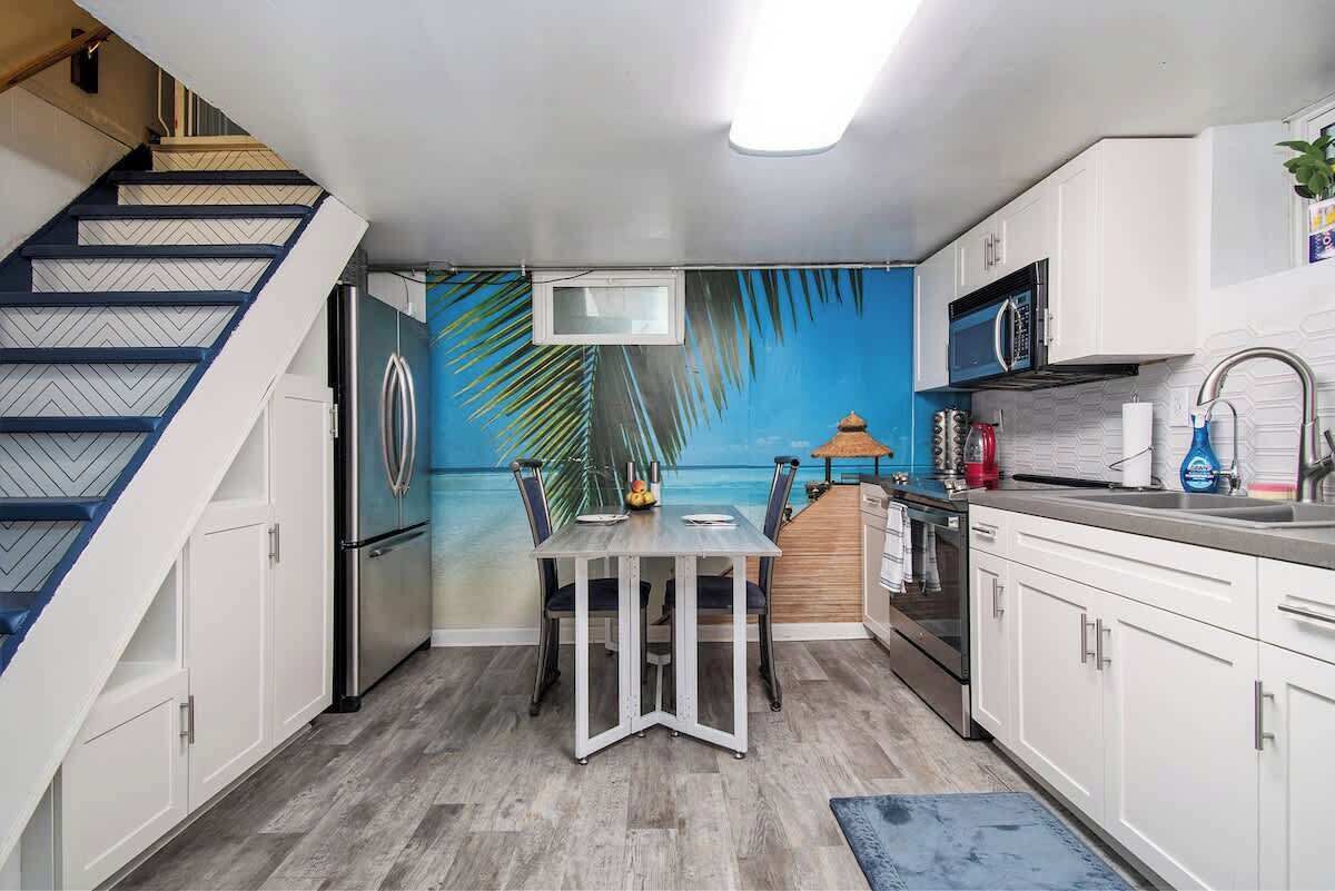 Réfrigérateur, four à micro-ondes, un four, surface de cuisson