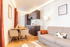 Living area - Premium Apartment with Private Jacuzzi Sleeps- Chine 1 (Paris)