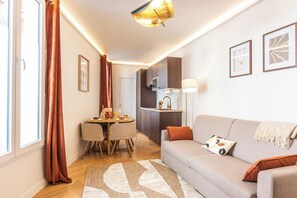 Living area - Premium Apartment with Private Jacuzzi Sleeps- Chine 1 (Paris)