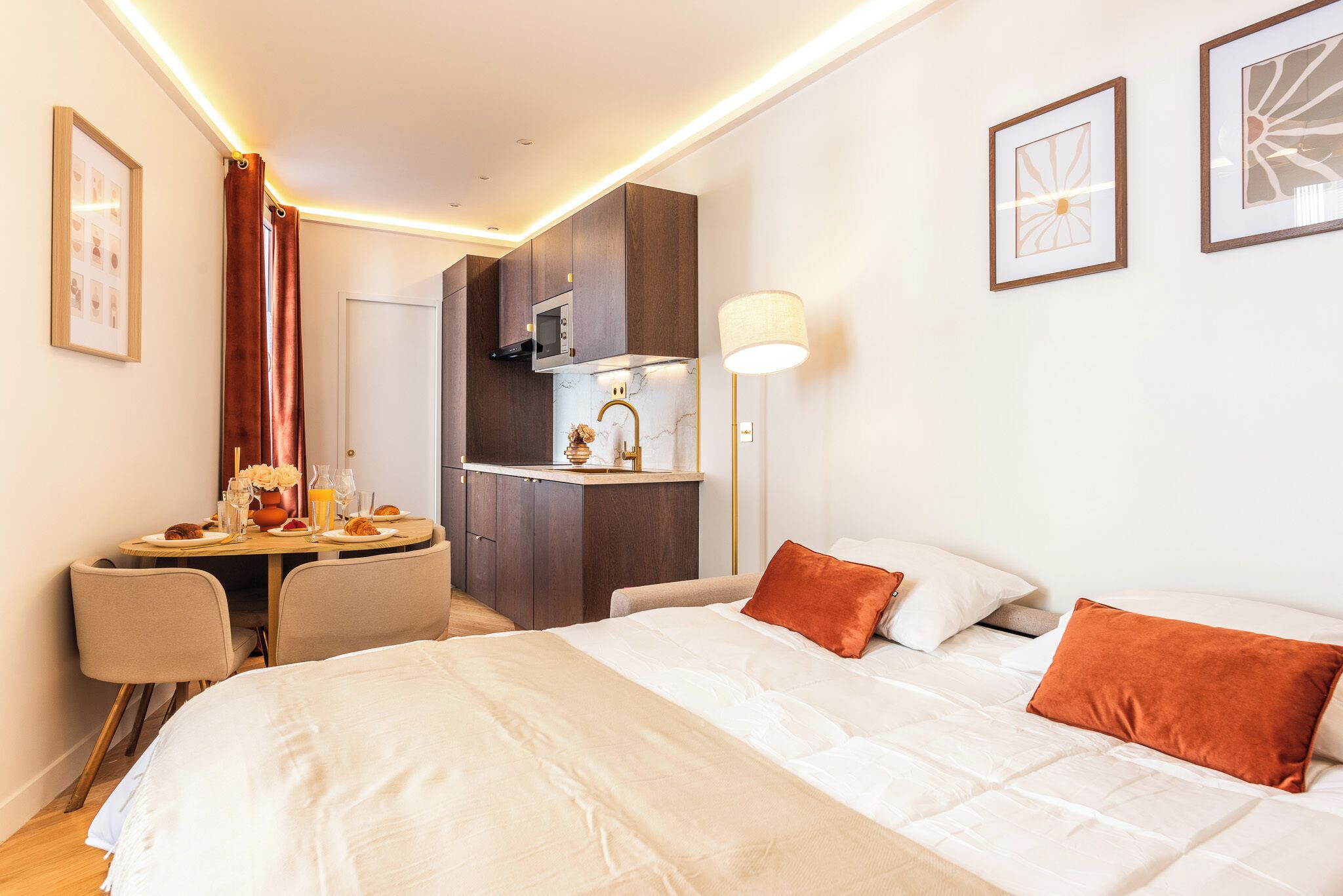 Een strijkplank/strijkijzer, internet, beddengoed