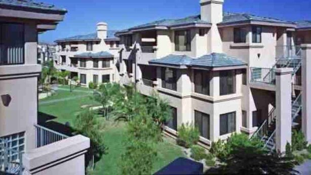 Zona residencial con casas modernas, con amplios ventanales y balcones.