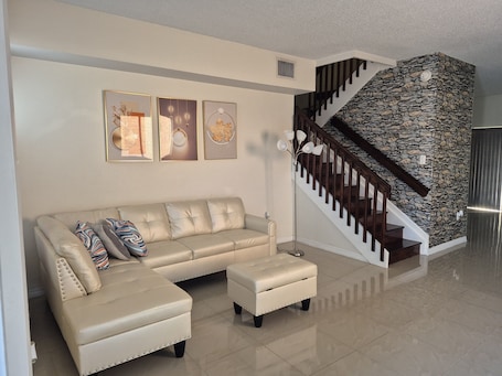 Smart TV. 3BR Home Near Florida Keys – Backyard BBQ & Full Amenities”