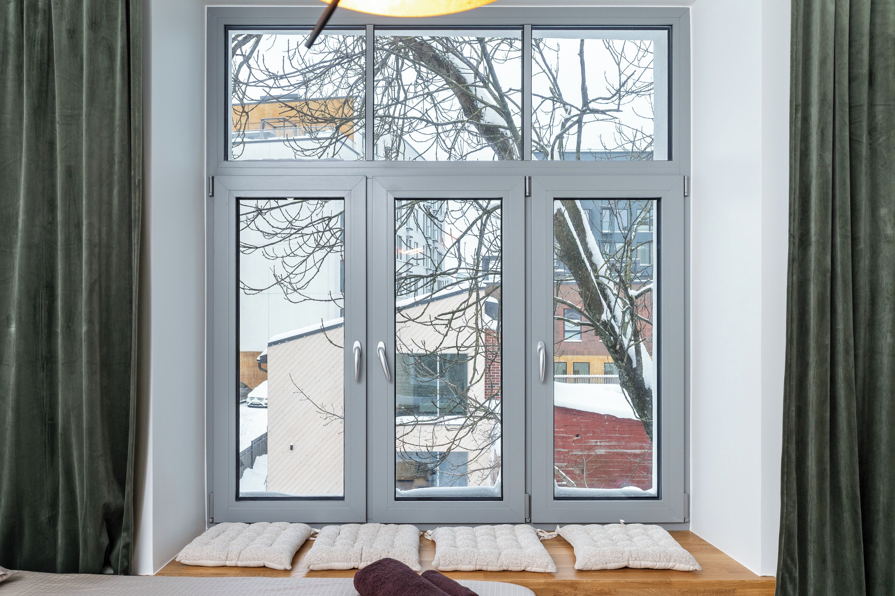 Een strijkplank/strijkijzer, wifi, beddengoed