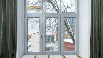 Een strijkplank/strijkijzer, wifi, beddengoed