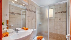 Unclassified image, 3 of 19, button - Villa Avgerini Paxos I: Deluxe beachfront apartment with breathtaking sea views (Gaios)