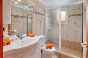 Bathroom - Villa Avgerini Paxos I: Deluxe beachfront apartment with breathtaking sea views (Gaios)