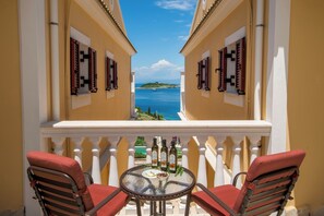 Outdoor dining - Villa Avgerini Paxos I: Deluxe beachfront apartment with breathtaking sea views (Gaios)