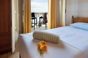2 bedrooms, in-room safe, iron/ironing board, free WiFi - Villa Avgerini Paxos I: Deluxe beachfront apartment with breathtaking sea views (Gaios)