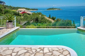 Outdoor pool - Villa Avgerini Paxos I: Deluxe beachfront apartment with breathtaking sea views (Gaios)