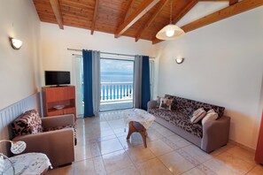 Smart TV, books - Villa Avgerini Paxos I: Deluxe beachfront apartment with breathtaking sea views (Gaios)