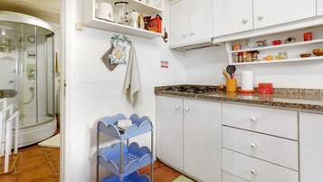 Frigorífico, horno, placa de cocina y cafetera o tetera