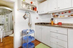 Frigorífic, forn, placa de cuina i cafetera i tetera 