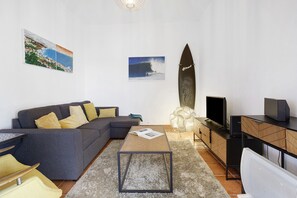TV - Holiday Home 'Sunset Cliffs By Slice Of Heaven' with Sea View, Private Terrace and Wi-Fi (Ribeira Brava)