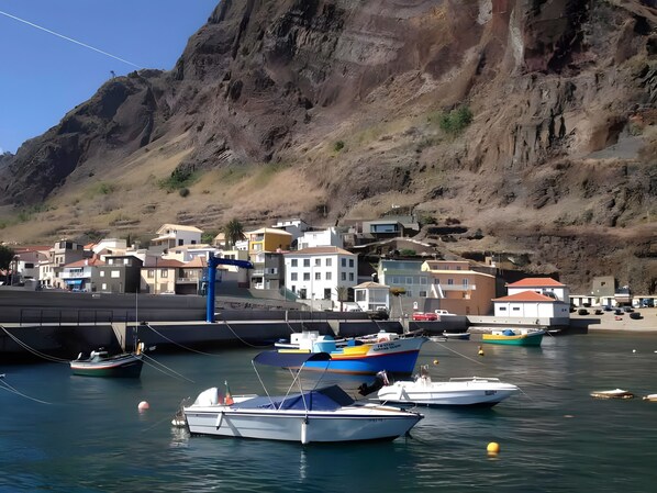 Marina - Holiday Home 'Sunset Cliffs By Slice Of Heaven' with Sea View, Private Terrace and Wi-Fi (Ribeira Brava)