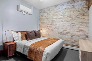 Desk, WiFi, bed sheets - Downtown View - River Street Lofts | Lake Michigan (Elk Rapids)