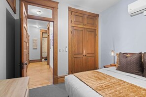 2 bedrooms, desk, WiFi, bed sheets - Downtown View - River Street Lofts | Lake Michigan (Elk Rapids)