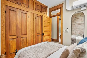 2 bedrooms, desk, WiFi, bed sheets - Marina View | River Street Lofts | Lake Michigan (Elk Rapids)