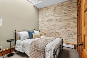 2 bedrooms, desk, WiFi, bed sheets - Marina View | River Street Lofts | Lake Michigan (Elk Rapids)