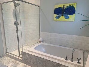 Douche, sèche-cheveux, serviettes fournies, savon