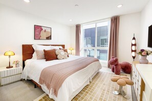 Desk, iron/ironing board, WiFi - Comfortable Cozy 2BR 2BA with WiFI & Desk (Seattle)