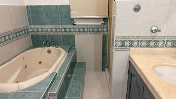 Dusche, Whirlpool, Handtücher, Seife