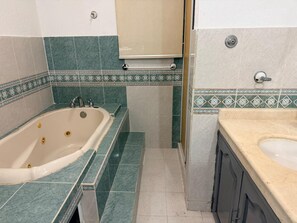 Doccia, vasca idromassaggio, asciugamani, sapone