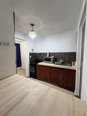 Kühlschrank, Ofen, Kochgeschirr/Geschirr/Besteck, Gewürze