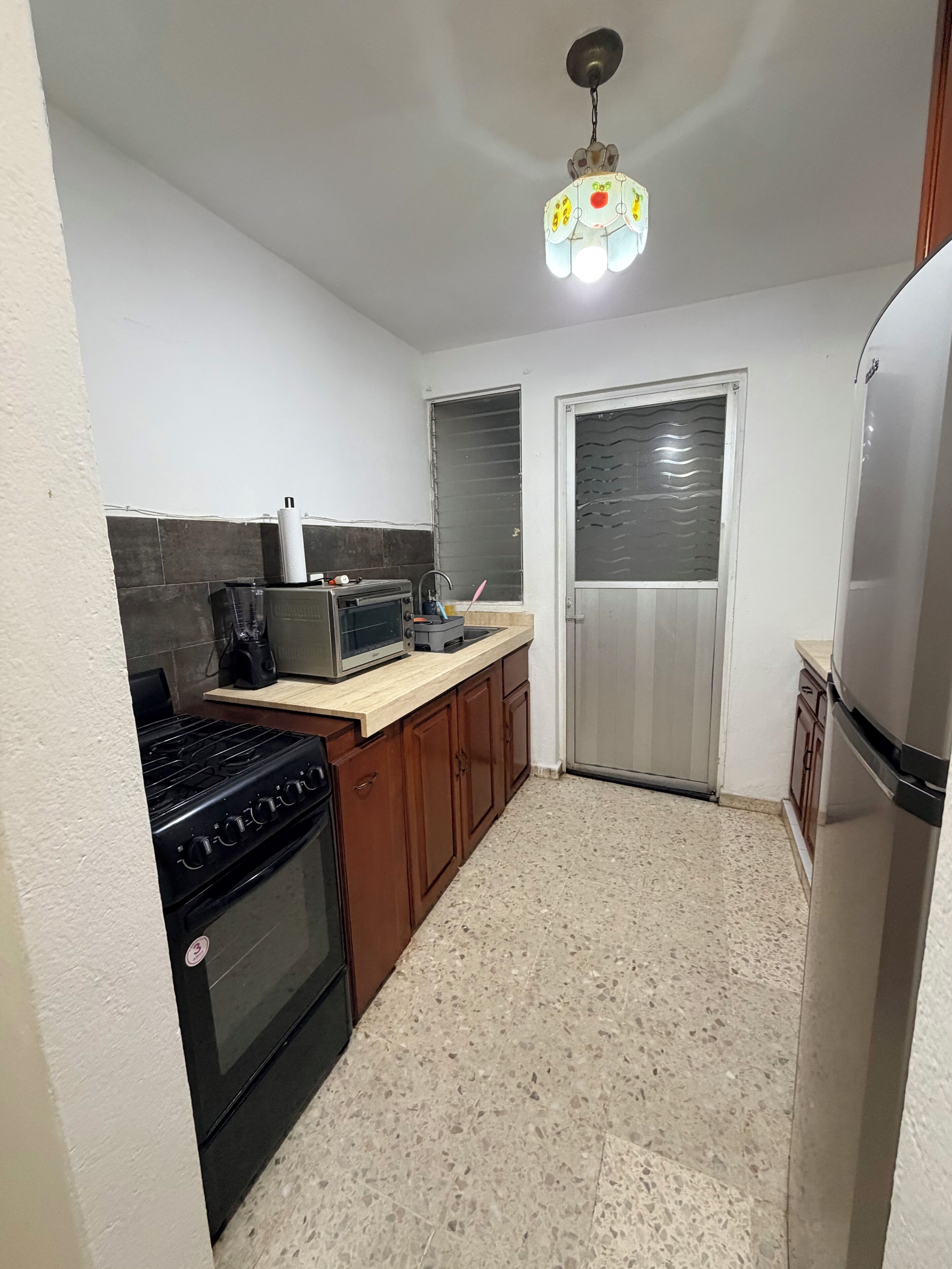 Kühlschrank, Ofen, Kochgeschirr/Geschirr/Besteck, Gewürze