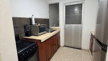 Kühlschrank, Ofen, Kochgeschirr/Geschirr/Besteck, Gewürze