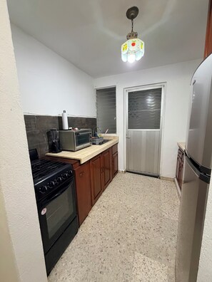 Refrigerador, horno, utensilios de cocina y condimentos