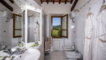 Doccia, asciugacapelli, bidet, asciugamani