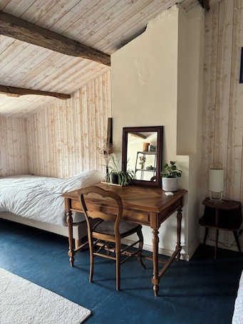 1 bedroom, WiFi, bed sheets. Voyage à domicile" bed and breakfast in a family home in the center of town