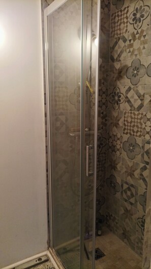 Serviettes fournies, savon, papier toilette