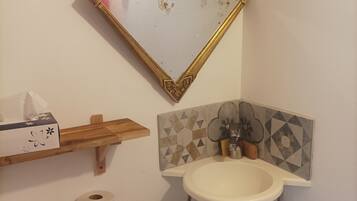 Serviettes fournies, savon, papier toilette