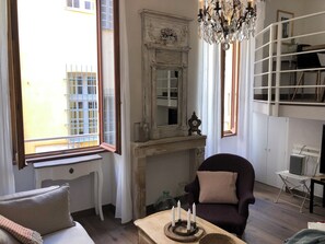 TV - Charming 2 bedroom flat in the Heart of pedestrianized Old Nice. (Nice)