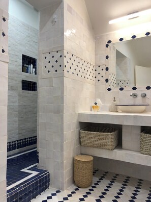 Hair dryer, towels, soap, toilet paper - Charming 2 bedroom flat in the Heart of pedestrianized Old Nice. (Nice)