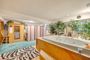 Spa - 3 mi from Garden of the Gods | Hot Tub & Sauna (Colorado Springs)