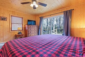 3 bedrooms, desk, iron/ironing board, WiFi - Creekside Haven-Fantastic Location, Heated Pool! (Maggie Valley)