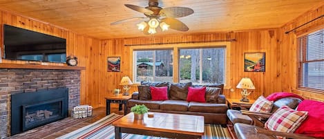 Televisión y chimenea