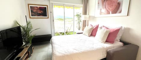 Iron/ironing board, WiFi, bed sheets