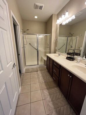 Shower, hair dryer, towels - Cozy 3-bedroom house in perfect Sun City Festival (Buckeye)