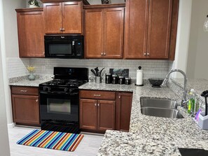 Private kitchen - Cozy 3-bedroom house in perfect Sun City Festival (Buckeye)