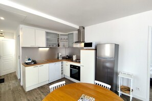 ثلاجة، ميكروويف، غسالة أطباق، محمصة خبز