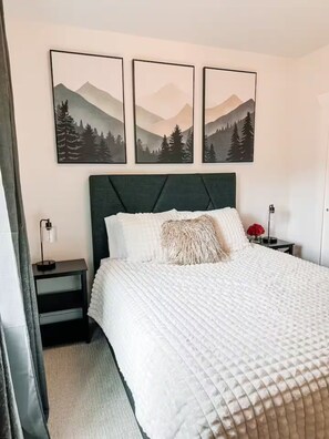 2 bedrooms, WiFi, bed sheets - The Scarlett Rose (Colorado Springs)